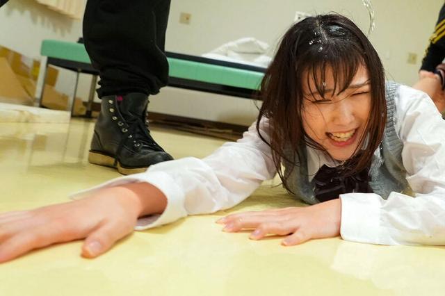 ネズミ講式非道の連鎖！下校中のお嬢様学校の女子○生！巻き添えレ●プ！ 4「自分だけ不幸だと明日から学校行けないよね？嫌いな子をもっと酷い目に合わせちゃいなよ？」と、表面上は仲良しだけど、心の底ではクソ嫌いな‘自称親友’を呼び出させ首絞め！鬼イラマ！… サンプル画像 3