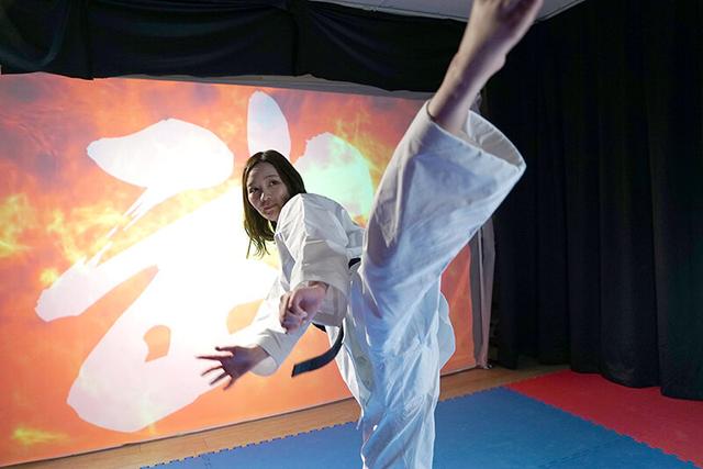空手道全国大会2位の芸能人激似JD 戸田春奈 鮮烈AVデビュー！ サンプル画像 5