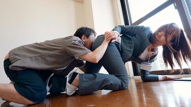 ピタパンOLアナルを即クンニ！内見中の肛門クンニが忘れられないデカ尻不動産レディが新居に押しかけて来たので、むれ匂うパンツスーツ尻穴を舐めほじって中出ししてあげた わか菜ほの サンプル画像 4