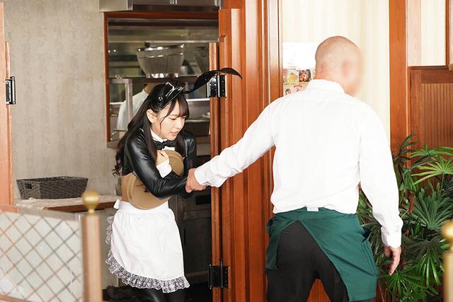 羞恥！おっぱいや膣穴尻穴までも視姦された私…日給8万円だけど制服が逆バニーなファミレスアルバイト！3 サンプル画像 1