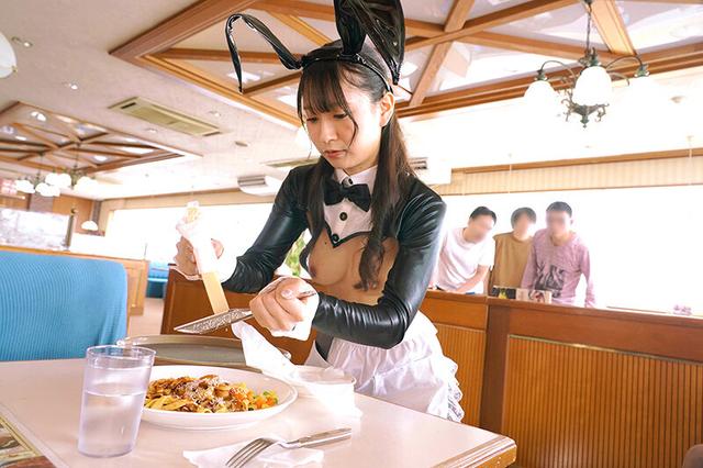 羞恥！おっぱいや膣穴尻穴までも視姦された私…日給8万円だけど制服が逆バニーなファミレスアルバイト！3 サンプル画像 2