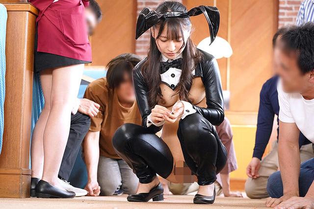 羞恥！おっぱいや膣穴尻穴までも視姦された私…日給8万円だけど制服が逆バニーなファミレスアルバイト！3 サンプル画像 4