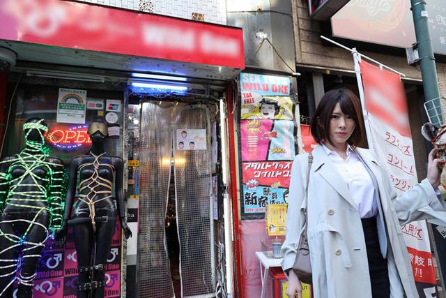 セクシャルグッズ売るオンナ 蛇舌トルネードベロキス×巨乳セールスレディ...辻井ほのか サンプル画像 1