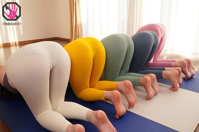 ヨガ体験教室の生徒で男は僕だけ…エロ目的での参加だと誤解されてはいけないと思えば思う程、美人インストラクターの突き出した美尻を見てチ●ポが反応してしまう…。下腹部の膨らみを見つかった僕は、体験コースには含まれていない集団エロレッスンに身を委ねてみる事に… サンプル画像 3