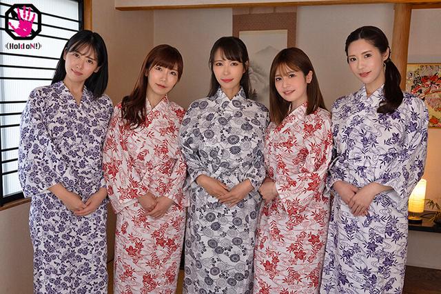 旅館に泊まりに来たママ友たちは全員欲求不満！？美人妻たちの艶めかしい肉体に欲情した僕は『思い勃って即行動』してみたら、久しぶりのチ●ポに興奮してしまいフェラも挿入もやりたい放題！！セックレスで早漏マ●コの人妻は何度も何度も不倫絶頂！！ サンプル画像 2