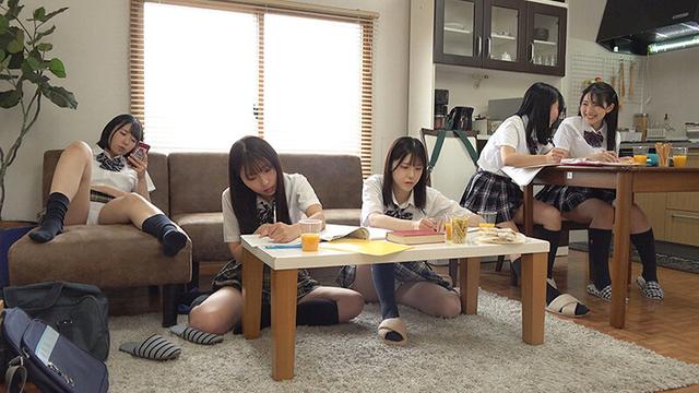 テスト前に泊まり込みで勉強会をする妹とそのお友達。勉強に集中するあまりの油断しまくり純白パンチラと、部屋中に充満する10代の甘酸っぱい香りで、僕のチ●ポは我慢の限界を迎える！ サンプル画像 2