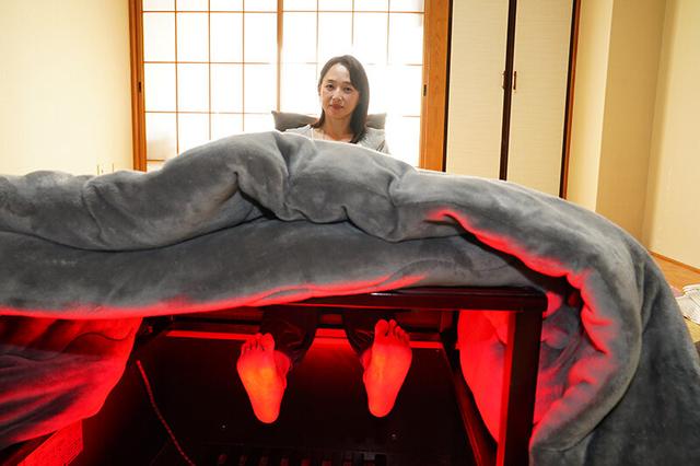 美熟女の足裏をふやけるまで舐めたい！ 安野由美 サンプル画像 1