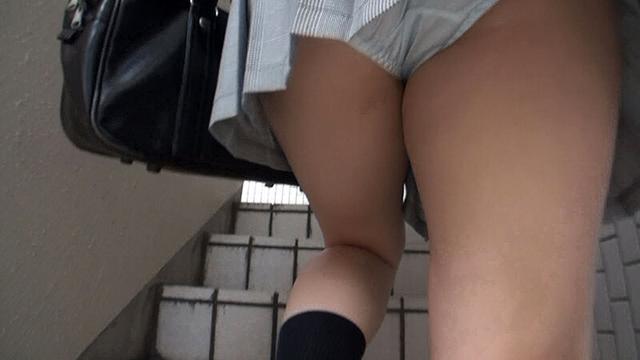 階段女子校生 女子校生のパンツを制服の下から覗くのがたまらない興奮なんです 編 サンプル画像 2
