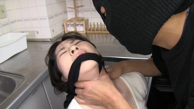 【配信専用】専業主婦 和奈 昼下がりのキッチン侵入強盗！震える人妻を目隠し サンプル画像 3