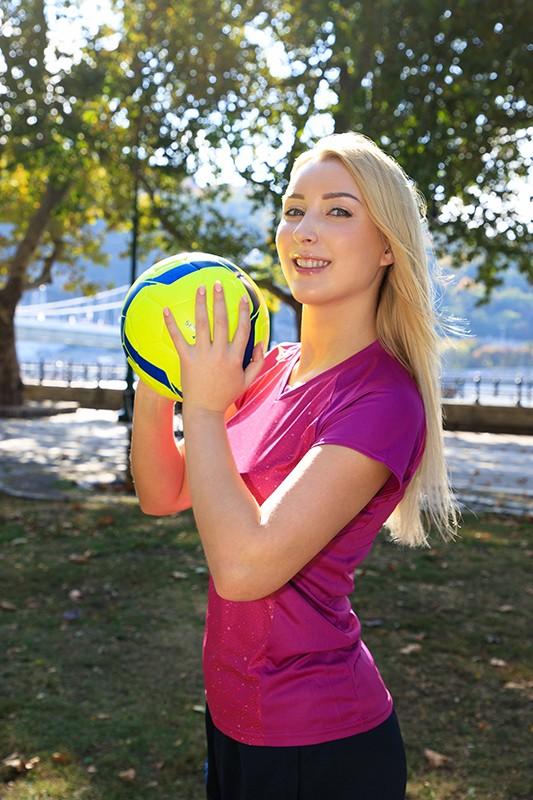 ハンガリーで見つけた超絶巨乳美女は現役バレー選手！夜のコートでも必死に玉に喰らいつく！日本人との初セックスをそのままAV発売！ サンプル画像 1