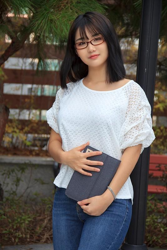 韓国で見つけた彼女。眼鏡で隠した美貌と隠れ巨乳は揉んで良し！揺れて良し！見た目通りの従順さはどこまでヤラれても無垢な希少種！セボン＆チェリン サンプル画像 20