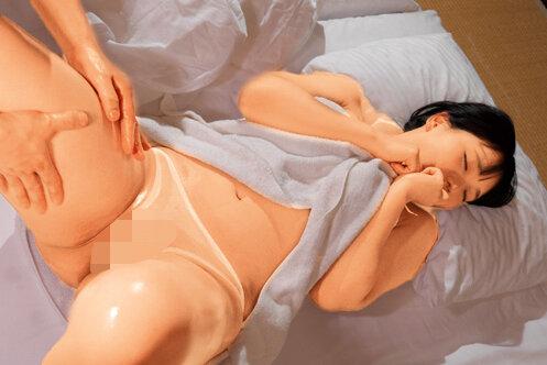 寝取られ巨乳妻！08 隣で旦那が寝ているのに、オイルマッサージで声を我慢しながら悶絶イキ！！ 完全撮りおろし 稲場るか 朽木乙葉 サンプル画像 3