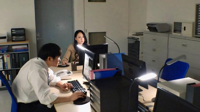 人妻おばさん女上司は毎日が発情期！部下との熱いオフィス情事！若菜綾 サンプル画像 1