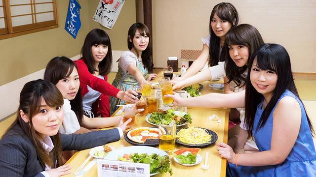 レズっ娘！大集結SP！女の子同士でエッチな事どこまで出来ますか？メス猫達が淫汁まみれでにゃんにゃん貝合わせ！25人300分 サンプル画像 8
