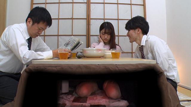 コタツの中でこっそり奥さんに手マン仕掛けてプチイキしちゃったらすぐ隣に旦那が居ても挿入を拒めず寝取られた人妻 サンプル画像 8