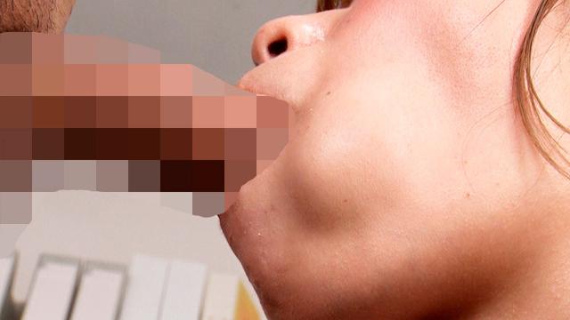 竿を喉奥に咥え込みながら顔動かさずに舌で亀頭かき混ぜ続けるフェラチオ サンプル画像 19