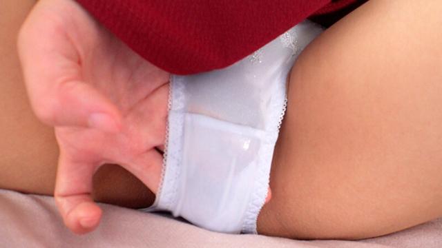 パンティの中にチ○ポを誘導し射精させてくれたお姉さん、更にボクのザーメンまみれのパンティで誘惑パンチラ！！ サンプル画像 10