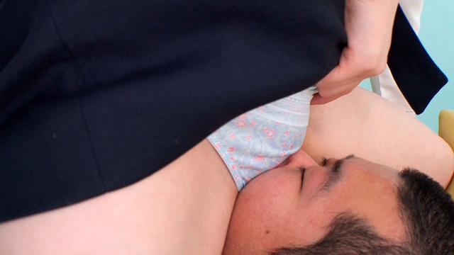 割れ目にジャストフィット！僕の鼻にパンティのマン土手を押しつけて誘惑するお姉さま サンプル画像 5