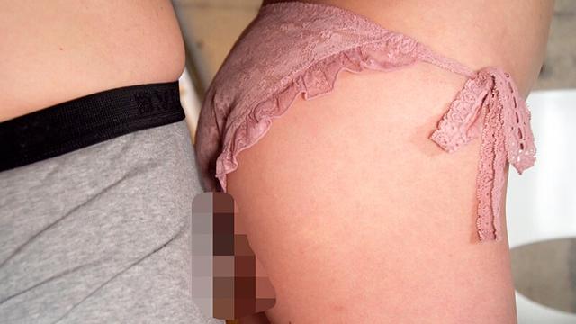 パンティの中にチ○ポを誘導し時々おマ○コにも挿入させてくれるお姉さん サンプル画像 18