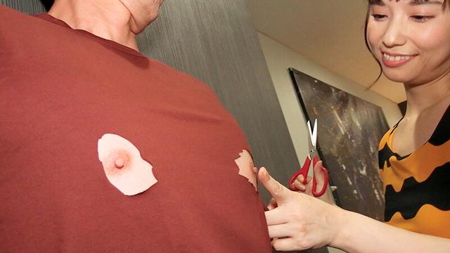 乳首穴空きTシャツで乳頭べろんべろんにしゃぶられ続けた僕。 サンプル画像 9