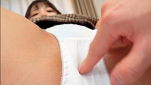 接写アングルでパンティの上からクリトリスを弄ったり指マンで本気イキを激写！！ サンプル画像 16