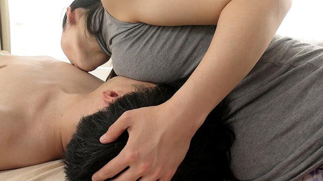 ノースリーブの巨乳に顔埋めながらべろんべろんに乳首舐められ続ける。 サンプル画像 11