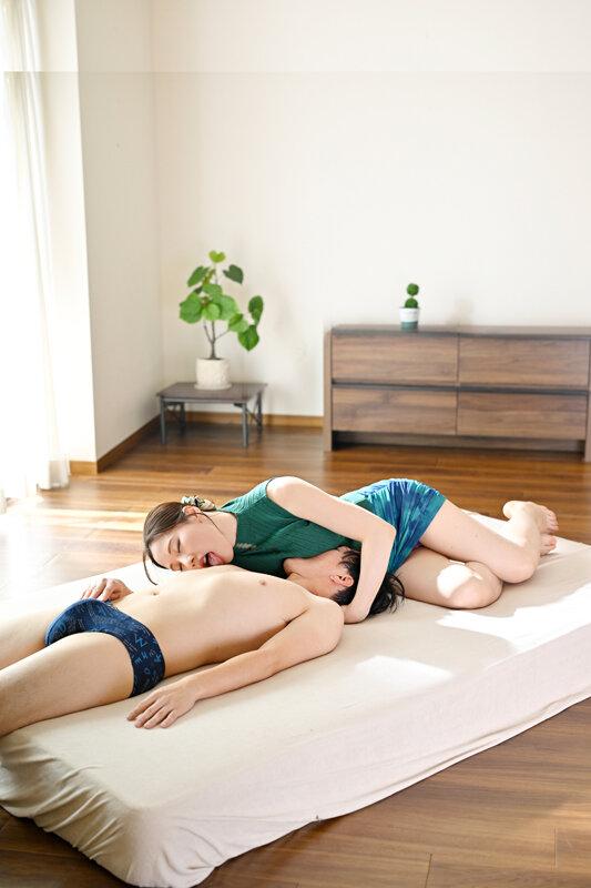 透け乳ノーブラニットの乳房に顔埋めながら敏感チクビ舐められ続けた僕。 サンプル画像 20
