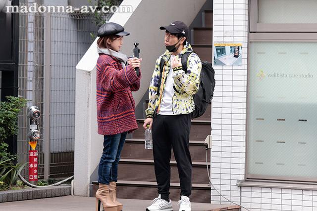 小島みなみアチージョに初降臨！！ 男優くんのSNS押しかけ張り込み逆ナンパ ～こじみなの熟した凄テク全部見せてあげるSPECIAL～ サンプル画像 2