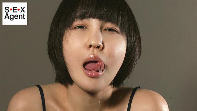 したたる唾液を観察するたっぷり指フェラ サンプル画像 15
