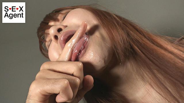 したたる唾液を観察するたっぷり指フェラ サンプル画像 6