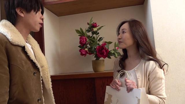 綺麗でいやらしい叔母さんの溢れる艶熟した色香に欲情する僕 美ノ辺さやか サンプル画像 1