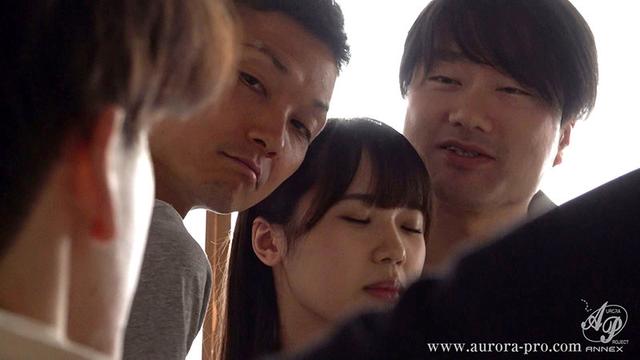ずっと好きだった憧れの彼女の本当の姿… 僕の目の前で、知り合いのオジさん達とヤリまくる、ちょっと壊れた真正ビッチだった… 高山すず サンプル画像 11