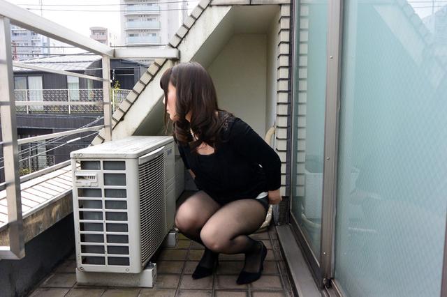 「こんなところでゴメンなさい…。でも、もう我慢出来なかったの…」 トイレが故障で使えず膀胱限界の放尿婦人36人 サンプル画像 1