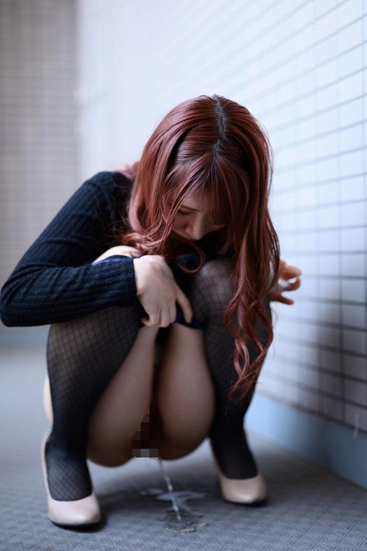 「こんなところでゴメンなさい…。でも、もう我慢出来なかったの…」 トイレが故障で使えず膀胱限界の放尿婦人36人 サンプル画像 8