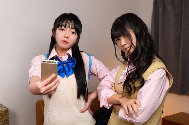 【VR】中出しする度、慰謝料払えや！と財布と金玉が空になるまで何度も中出しさせるオヤジ狩り女子校生ハーレム サンプル画像 4