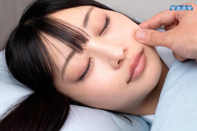 【VR】【心の声が聞こえてくるVR】妹（エッチしたかったなぁ…寂しいけど自分でしようかな…あれ、誰か来た？寝たふりしたけど、どうしよう…なんか触られてる…） 笠木いちか サンプル画像 5
