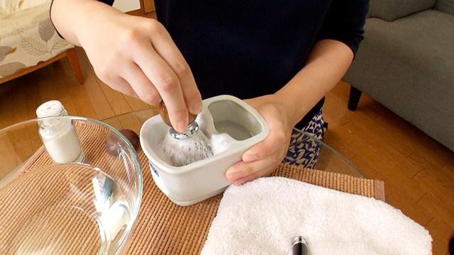 ち○ぽと睾丸をつるつるに剃毛してからたっぷりおしゃぶりしてくれるお姉さんのお仕事 サンプル画像 17