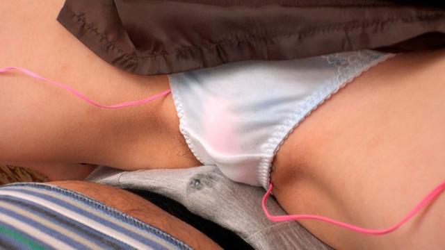 おマ○コの中で蠢くローターの振動をボクのチ○ポに伝えるパンティ素股 サンプル画像 15
