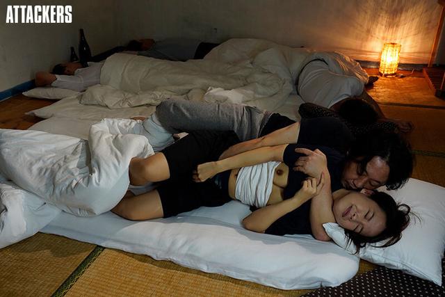 女子禁制の職場に忍び込んでいたら、男装がバレて、力づくで犯●れてしまった私。 向井藍 サンプル画像 7