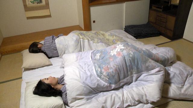 一夜レズ ～旅先、遅咲き、酔い乱れ～ サンプル画像 1