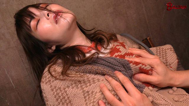 ホテルに連れ込む男を拘束し精液を一滴残らず搾り取る猛獣痴女 弘崎ゆみな サンプル画像 1