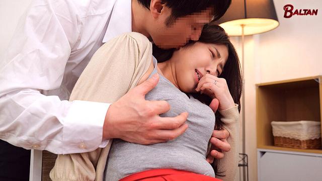 夫のNTR性癖に付き合わされて痴女覚醒する妻 深美みりあ サンプル画像 3