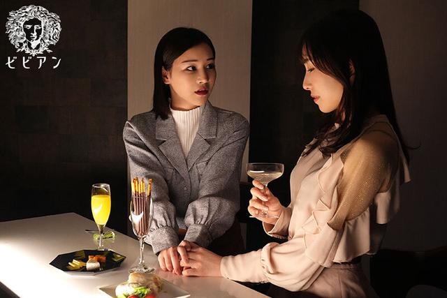飛行機事故を乗り越えて... 恋人を失いトラウマ禁欲で敏感になったカラダを貪り合い、過去を忘れるほどに超快楽に溺れていく濃密CAレズビアン サンプル画像 1