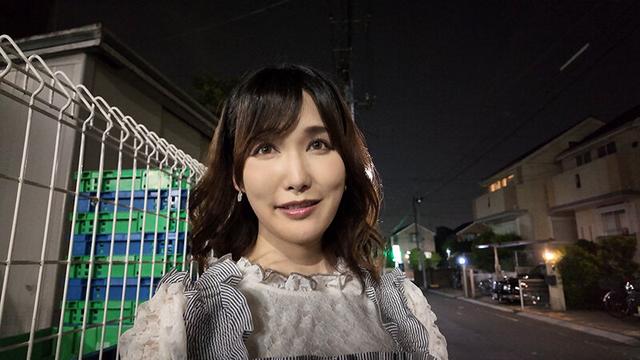 THE ドキュメント 本能丸出しでする絶頂SEX お色気ムンムン気品溢れる美人妻がハメまくりヒクつきエロ狂う限界乱交 徳永しおり サンプル画像 1