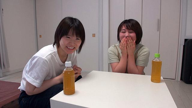 チンスメ女子会 チ●ポのスメルをクンクン嗅いでレビューする女の子たち、 でも勝手にハメ始めてしまう サンプル画像 1