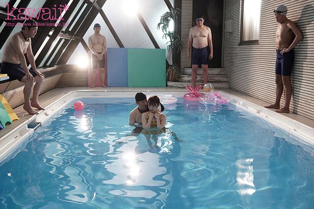プール上がりのスク水少女にオヤジたちの精子を注ぐ。膣内までびしょ濡らし輪●教室 松岡美桜 サンプル画像 2