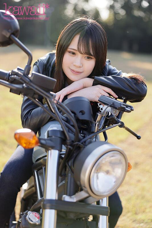 kawaii*発掘オファー 噂のバイク女子は超大量に潮吹きしちゃうまさかの敏感体質？！恍惚の絶頂汁ダダ漏らしAVデビュー 桃瀬真鈴 サンプル画像 1