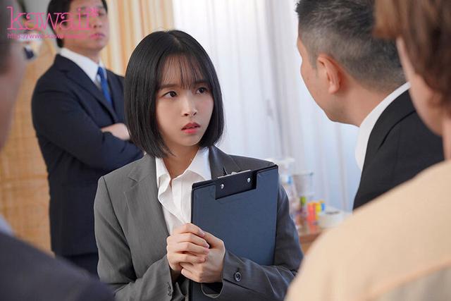 もう23歳なのに童顔なばかりに全裸よりも恥ずかしいジュニア水着のモデルをさせられて… 日向なつ サンプル画像 1