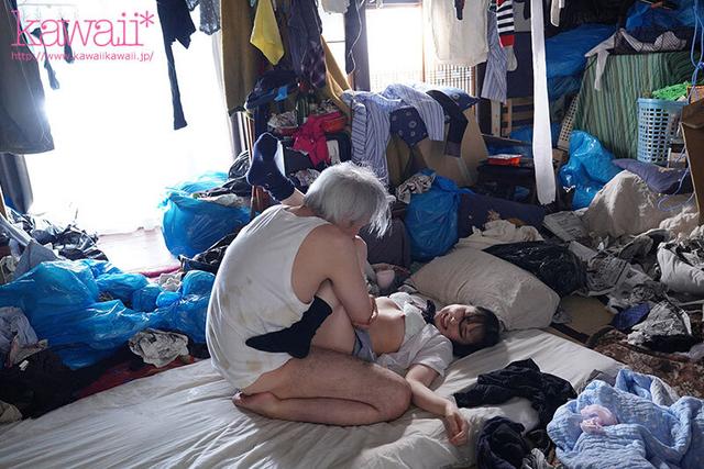 隣人のゴミ部屋で異臭中年おやじに抜かずの連撃中出し39発で孕まされた制服女子の末路… 川上しずく サンプル画像 1