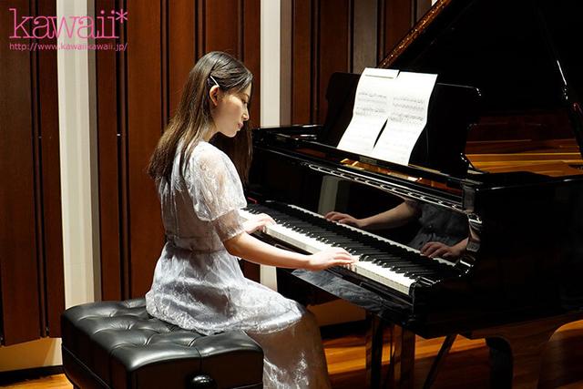 九州の某私立中等部 現役音楽教師 茅野華 AV DEBUT 生徒の皆さん音楽室で大人しい先生はこんなにもエッチです。 サンプル画像 2